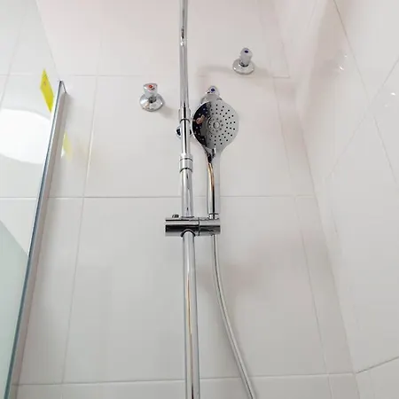 Spacious 2 Bed Detached With Communal Pool