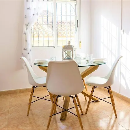 Spacious 2 Bed Detached With Communal Pool *