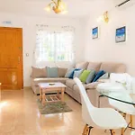 Spacious 2 Bed Detached With Communal Pool