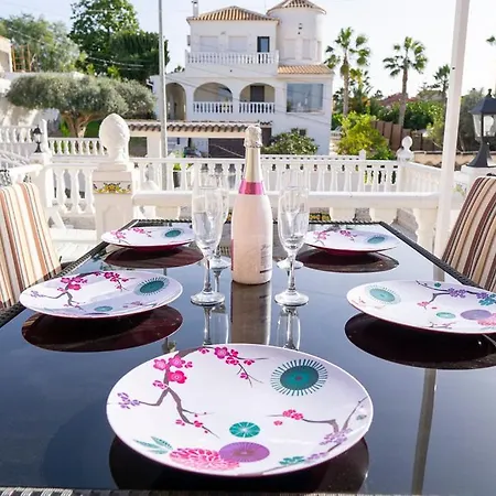 Βίλα Spacious 2 Bed Detached With Communal Pool *