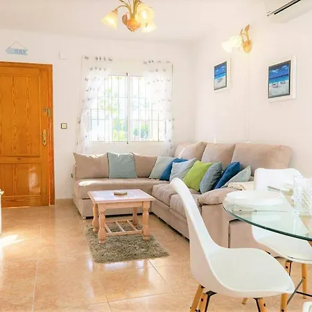 Spacious 2 Bed Detached With Communal Pool