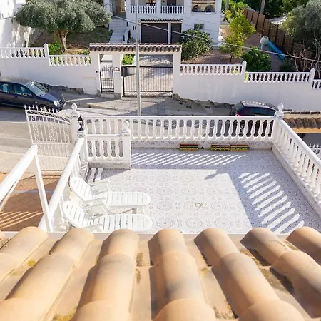 Spacious 2 Bed Detached With Communal Pool
