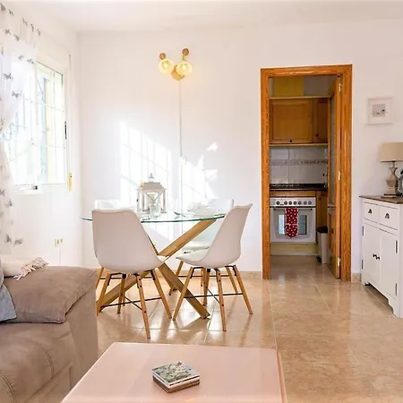 Spacious 2 Bed Detached With Communal Pool *