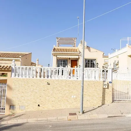 Vila Spacious 2 Bed Detached With Communal Pool *
