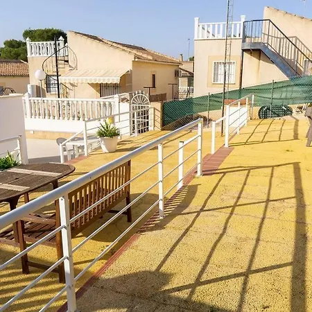 Vila Spacious 2 Bed Detached With Communal Pool La Florida (Valencia)