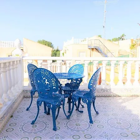 Spacious 2 Bed Detached With Communal Pool