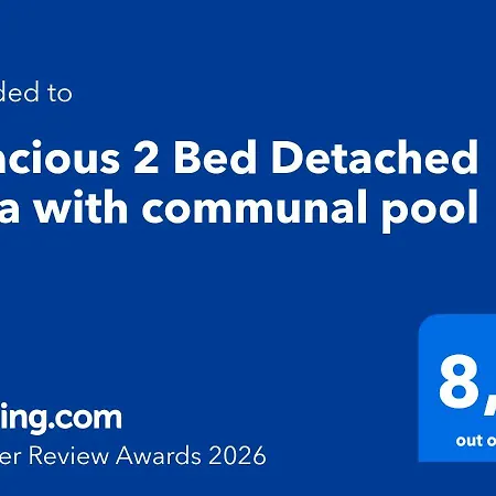 Spacious 2 Bed Detached With Communal Pool *